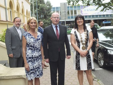 Rok 2016: Tehdejší premiér Bohuslav Sobotka na návštěvě radnice ústeckého obvodu Neštěmice, který se také potýká s přílivem sociálně slabých. Zcela vpravo starostka Yveta Tomková.