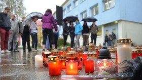 Improvizovaný pomníček za zavražděného Petra, kterého zabila schizofrenička Barbora Orlová