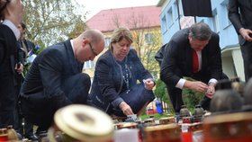 Bohuslav Sobotka (ČSSD) při dnešní návštěvě žďárské obchodní akademie, kde u improvizovaného pomníčku zapálil svíčku za zavražděného Petra
