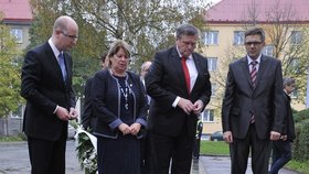 Premiér Bohuslav Sobotka během své zastávku ve Žďáru a chvíle ticha za tragicky zesnulého chlapce