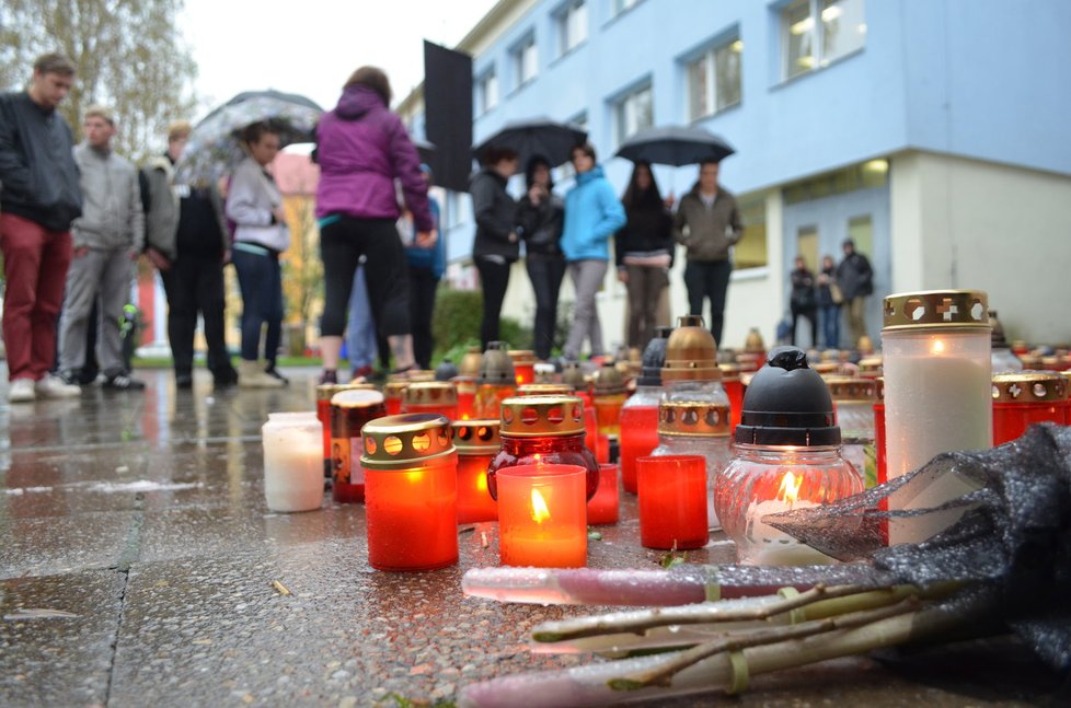 Improvizovaný pomníček za zavražděného Petra, kterého zabila schizofrenička Barbora Orlová.