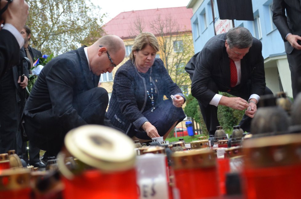 Bohuslav Sobotka (ČSSD) při návštěvě žďárské obchodní akademie, kde u improvizovaného pomníčku zapálil svíčku za zavražděného Petra.