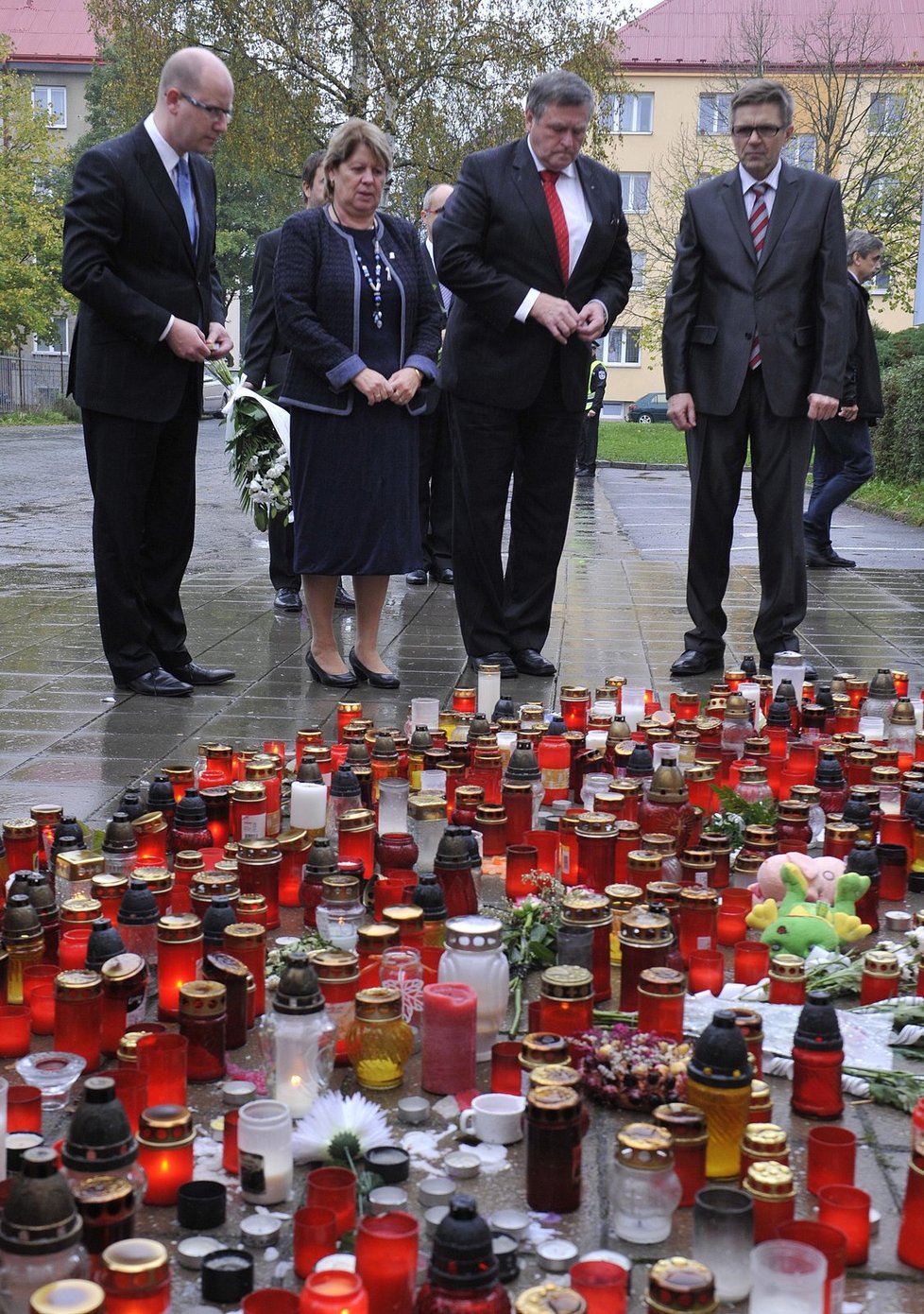 Premiér Bohuslav Sobotka během své zastávku ve Žďáru a chvíle ticha za tragicky zesnulého chlapce.