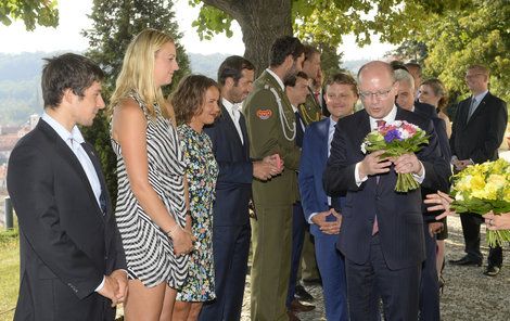 "Hezkým tenistkám, hezké kytičky," jako by si říkal premiér Bohuslav Sobotka.