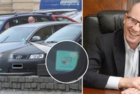 Další předvolební nekalost: Šéf ČSSD Sobotka parkuje na kartičku senátora!