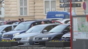 Sobotka po mítinku nastupuje do stranického auta s řidičem.