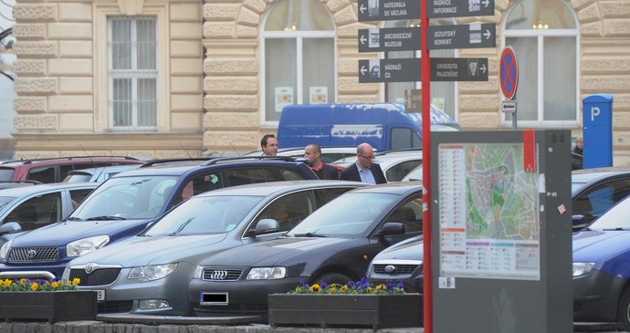 Sobotka po mítinku nastupuje do stranického auta s řidičem.