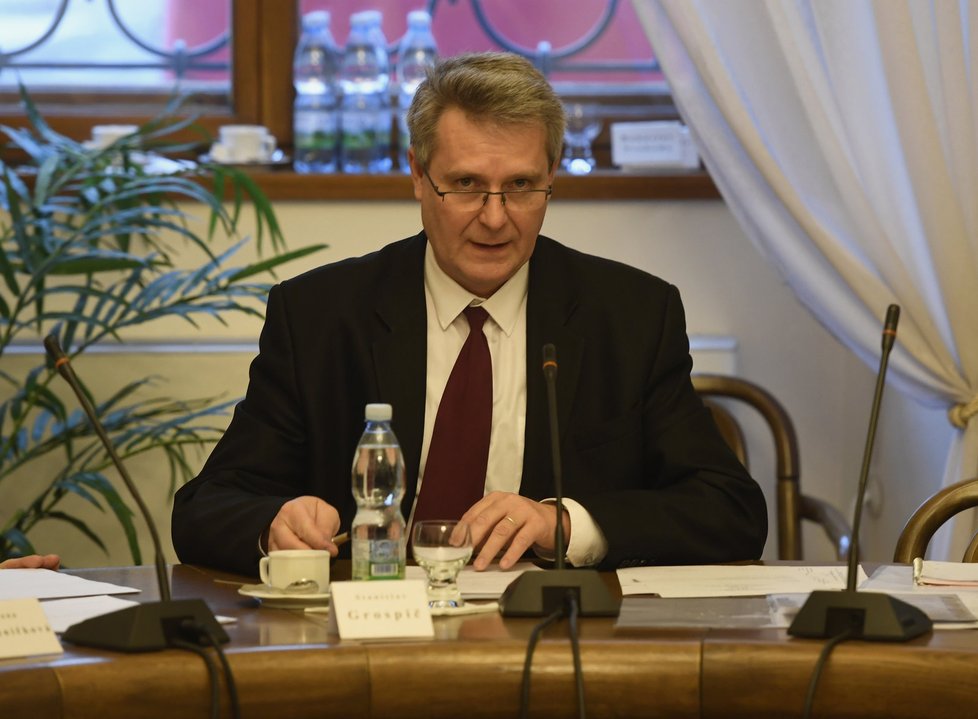 Mandátový a imunitní výbor řešil vydání poslance Bohuslava Svobody (ODS). Na snímku šéf výboru Stanislav Grospič (KSČM).