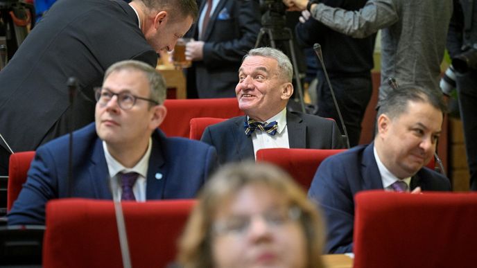 Ustavující schůze pražského zastupitelstva, uprostřed primátor Bohuslav Svoboda