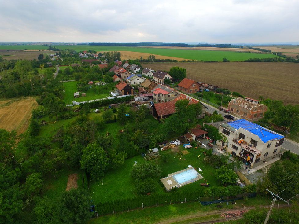 Bohuslavice na Náchodsku těžce zasáhla větrná smršť. Odstraňování škod pokračuje.