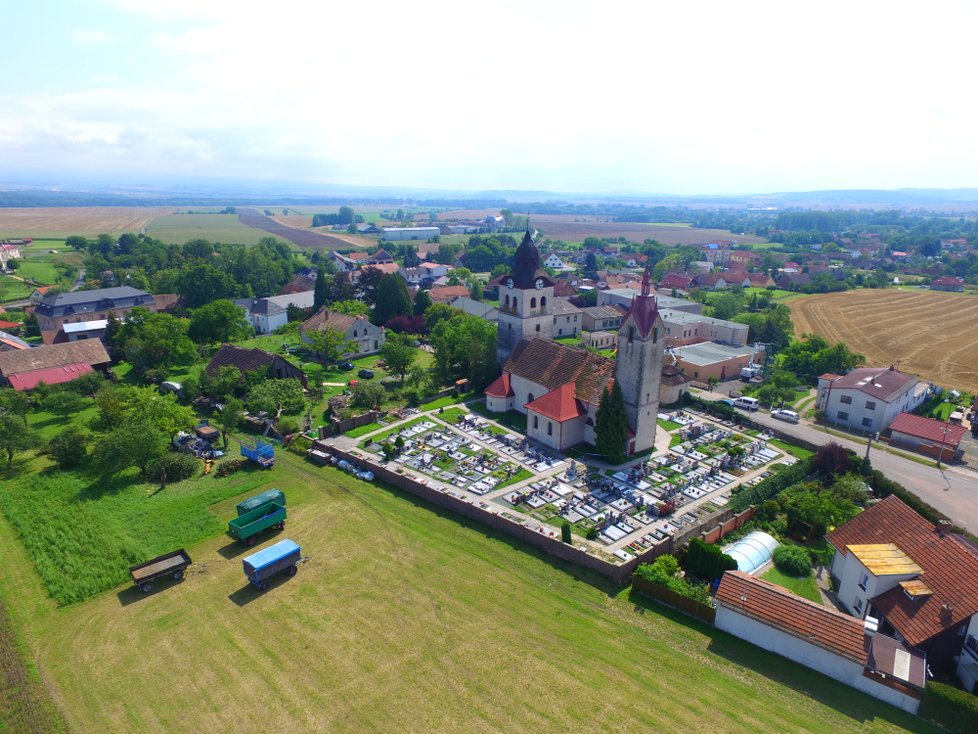 Bohuslavice na Náchodsku těžce zasáhla větrná smršť. Odstraňování škod pokračuje.