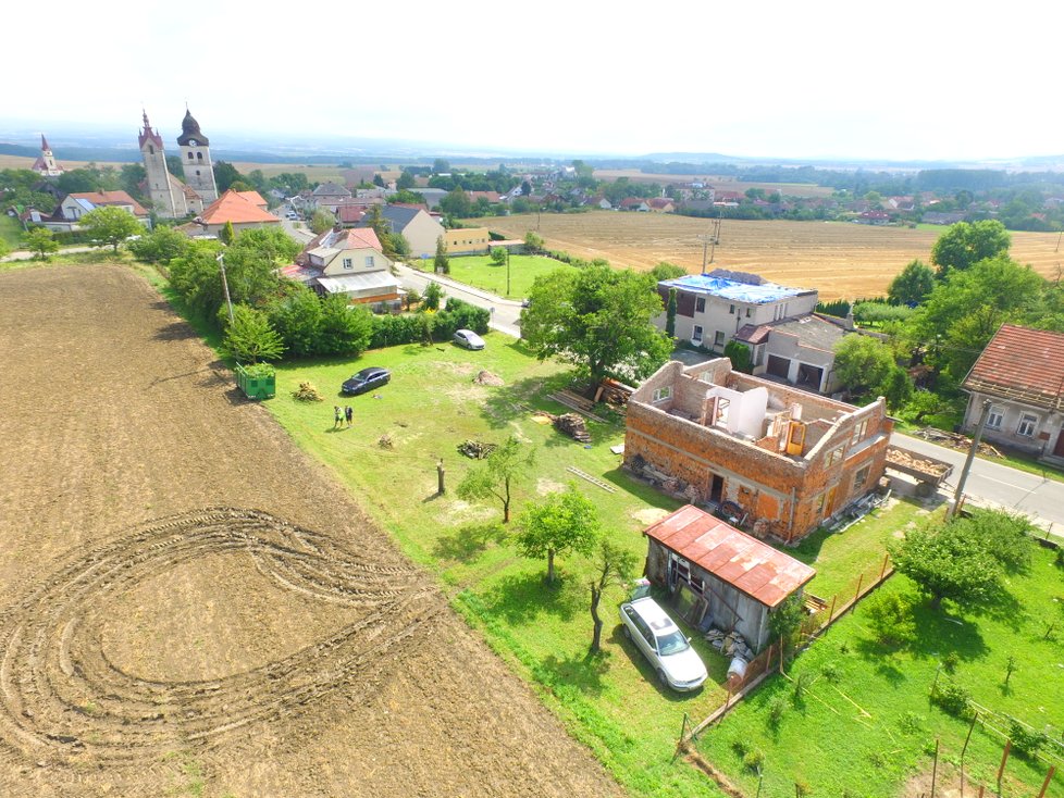 Bohuslavice na Náchodsku těžce zasáhla větrná smršť. Odstraňování škod pokračuje.