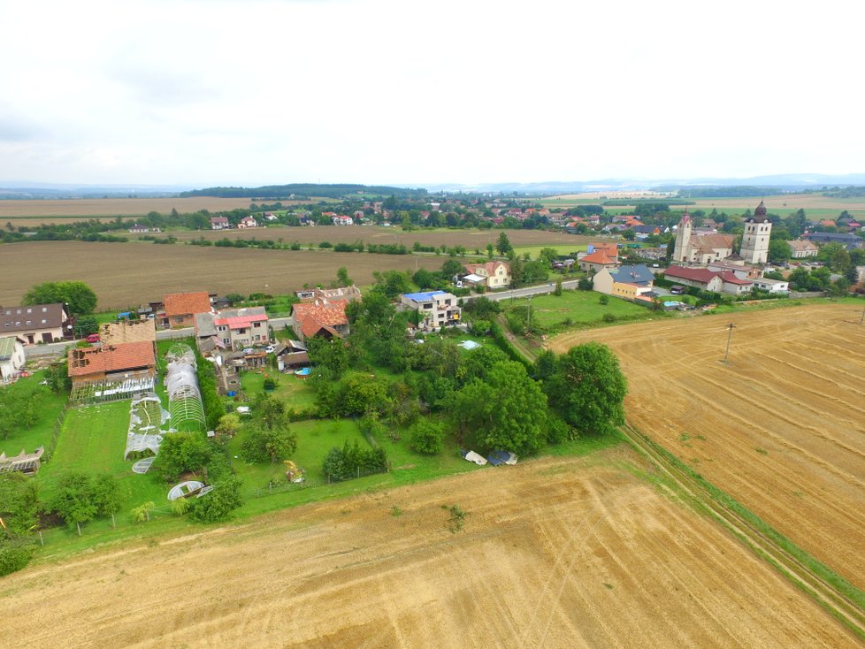 Bohuslavice na Náchodsku těžce zasáhla větrná smršť. Odstraňování škod pokračuje.