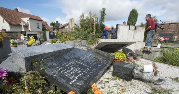 Zhruba osmdesát domů poškodila větrná smršť, která se v pátek 11. srpna kolem 17:30 prohnala Bohuslavicemi na Náchodsku. Nikdo nebyl zraněn, škody budou v milionech korun. Na snímku z 12. srpna jsou povalené náhrobky na místním hřbitově.