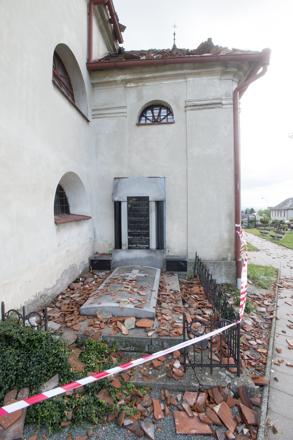 Zhruba osmdesát domů poškodila větrná smršť, která se v pátek 11. srpna kolem 17:30 prohnala Bohuslavicemi na Náchodsku. Nikdo nebyl zraněn, škody budou v milionech korun. Na snímku z 12. srpna je kostel s poškozenou střechou větrem na místním hřbitově.