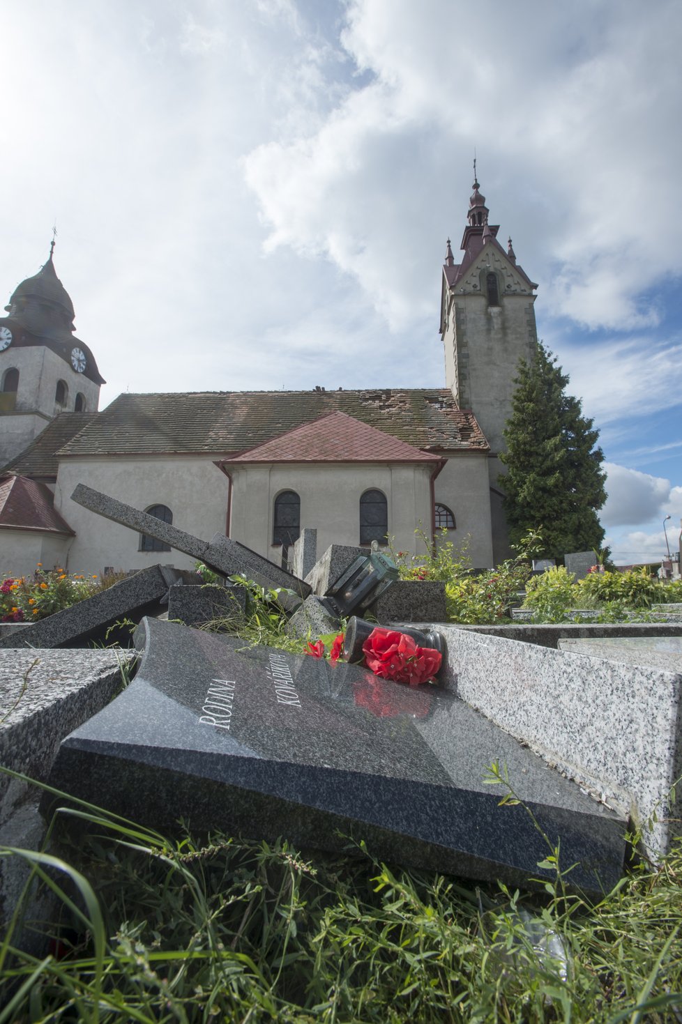 Zhruba osmdesát domů poškodila větrná smršť, která se v pátek 11. srpna kolem 17:30 prohnala Bohuslavicemi na Náchodsku. Nikdo nebyl zraněn, škody budou v milionech korun. Na snímku z 12. srpna jsou povalené náhrobky na místním hřbitově.