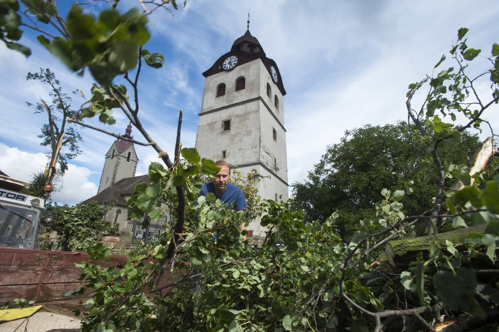 Zhruba osmdesát domů poškodila větrná smršť, která se v pátek 11. srpna kolem 17:30 prohnala Bohuslavicemi na Náchodsku. Nikdo nebyl zraněn, škody budou v milionech korun. Na snímku z 12. srpna odstraňování škod v obci.