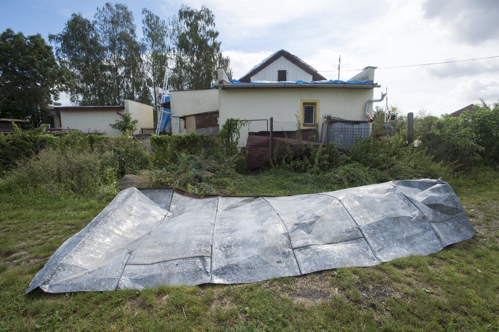 Zhruba osmdesát domů poškodila větrná smršť, která se v pátek 11. srpna kolem 17:30 prohnala Bohuslavicemi na Náchodsku. Nikdo nebyl zraněn, škody budou v milionech korun. Na snímku z 12. srpna hasiči pomáhají odstranit škody.