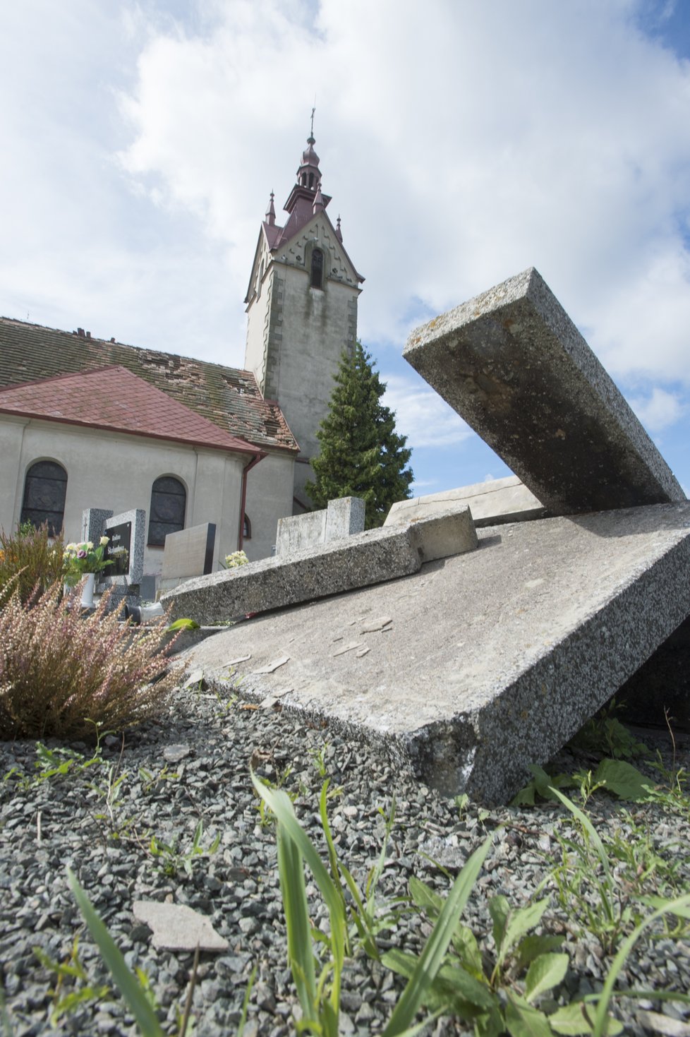 Zhruba osmdesát domů poškodila větrná smršť, která se v pátek 11. srpna kolem 17:30 prohnala Bohuslavicemi na Náchodsku. Nikdo nebyl zraněn, škody budou v milionech korun. Na snímku z 12. srpna hasiči pomáhají odstranit škody.