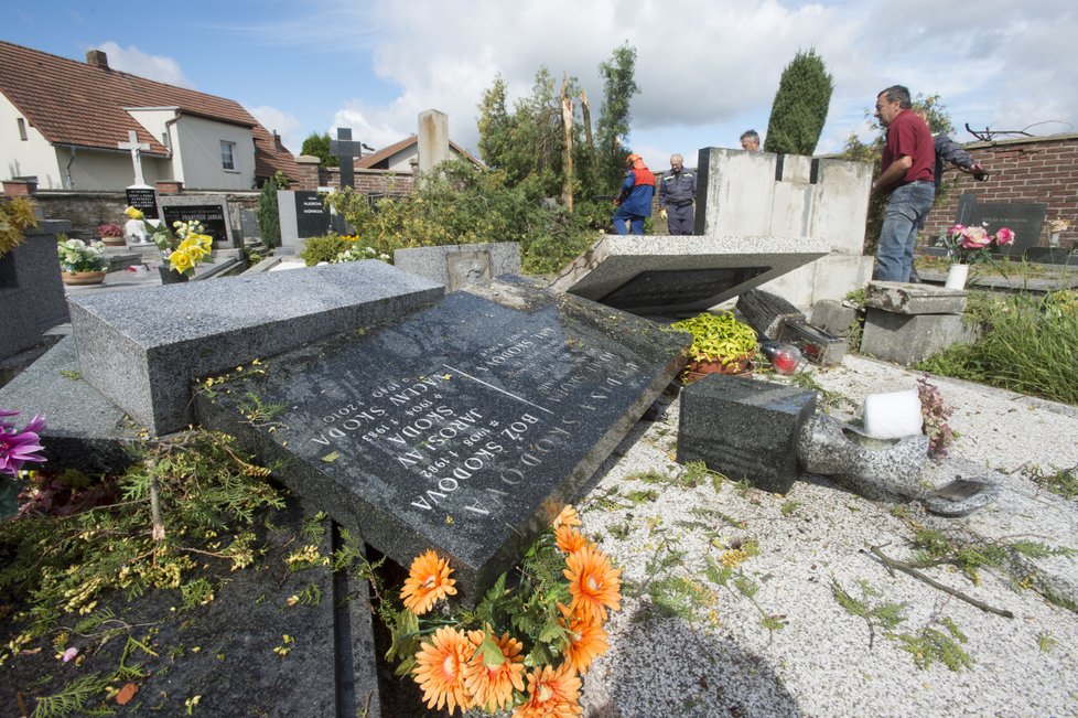 Zhruba osmdesát domů poškodila větrná smršť, která se v pátek 11. srpna kolem 17:30 prohnala Bohuslavicemi na Náchodsku. Nikdo nebyl zraněn, škody budou v milionech korun. Na snímku z 12. srpna jsou povalené náhrobky na místním hřbitově.