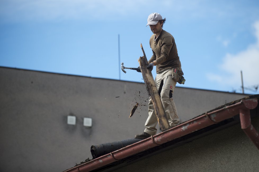 Zhruba osmdesát domů poškodila větrná smršť, která se v pátek 11. srpna kolem 17:30 prohnala Bohuslavicemi na Náchodsku. Nikdo nebyl zraněn, škody budou v milionech korun. Na snímku z 12. srpna odstraňování škod v obci.