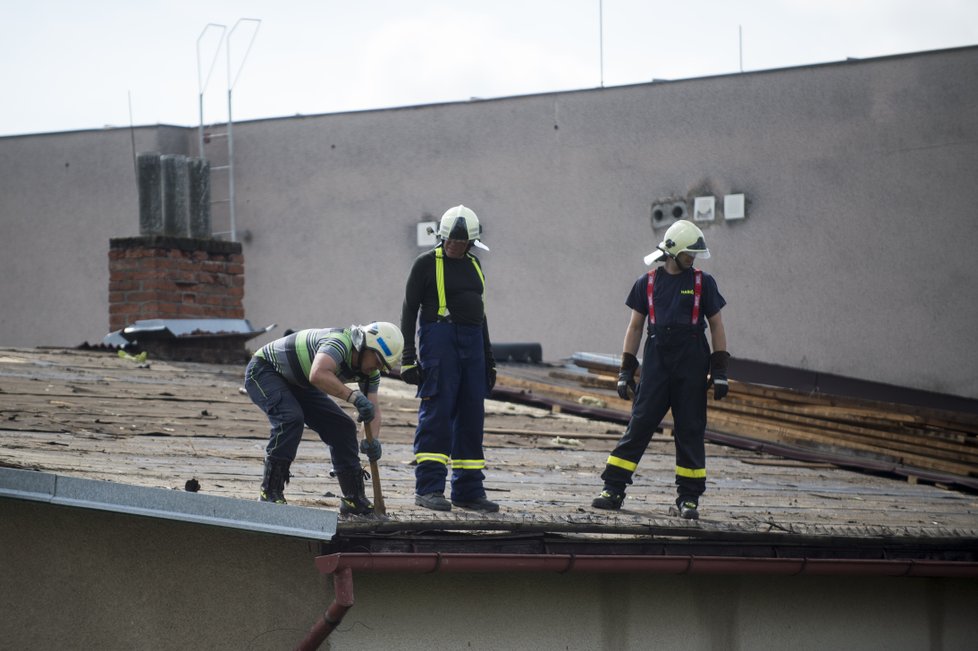 Zhruba osmdesát domů poškodila větrná smršť, která se v pátek 11. srpna kolem 17:30 prohnala Bohuslavicemi na Náchodsku. Nikdo nebyl zraněn, škody budou v milionech korun. Na snímku z 12. srpna hasiči pomáhají odstranit škody.