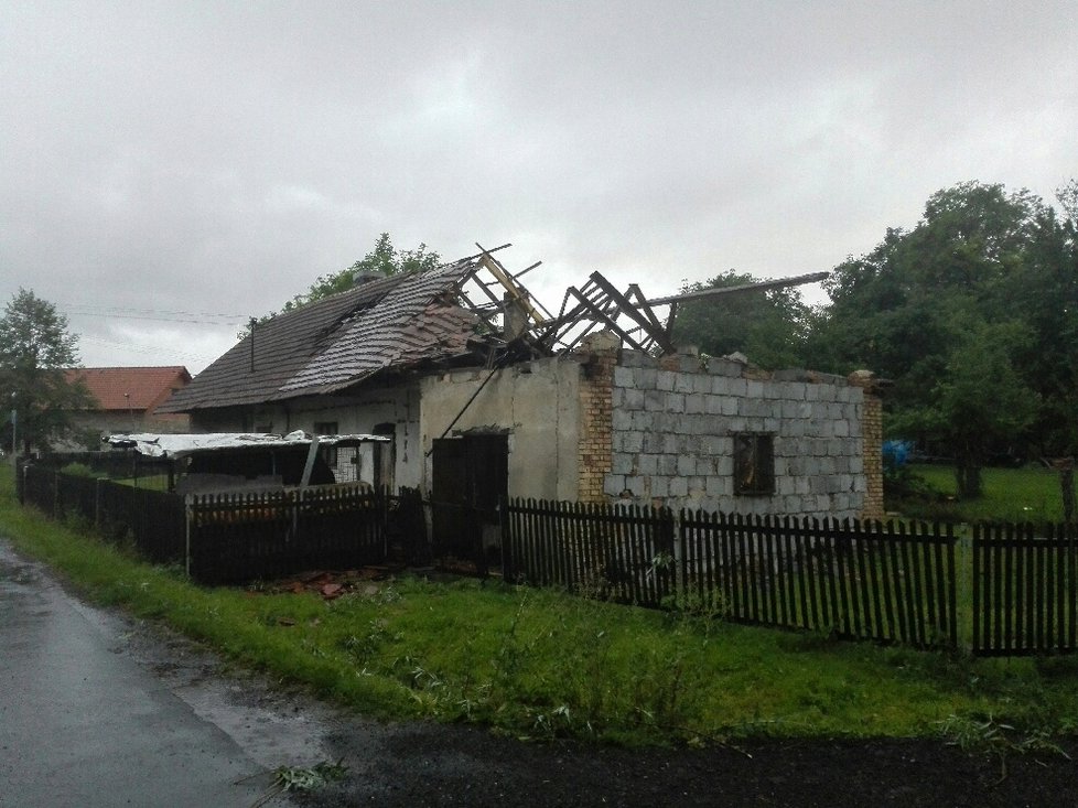 Vichr v Bohuslavicích bral z domů celé střechy.