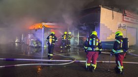 Požár haly se zábavní pyrotechnikou v Bohušovicích nad Ohří (25.10.2025)