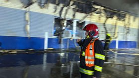 Požár haly se zábavní pyrotechnikou v Bohušovicích nad Ohří (25.10.2025)