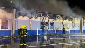 Požár haly se zábavní pyrotechnikou v Bohušovicích nad Ohří (25.10.2025)
