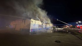 Požár haly se zábavní pyrotechnikou v Bohušovicích nad Ohří (25.10.2025)