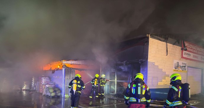 Požár haly se zábavní pyrotechnikou v Bohušovicích nad Ohří (25.10.2025)