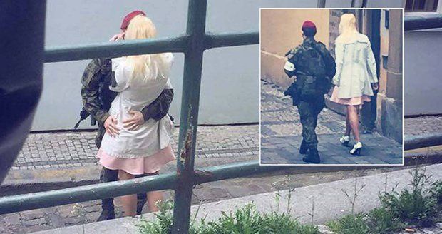 Voják v pražské uličce zapomněl na teror. Co na blond rozptýlení říká armáda?