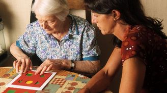 Vědci našli možnou příčinu Alzheimerovy choroby. Začíná už kolem padesátky Vědci našli možnou příčinu Alzheimerovy choroby. Začíná už kolem padesátky