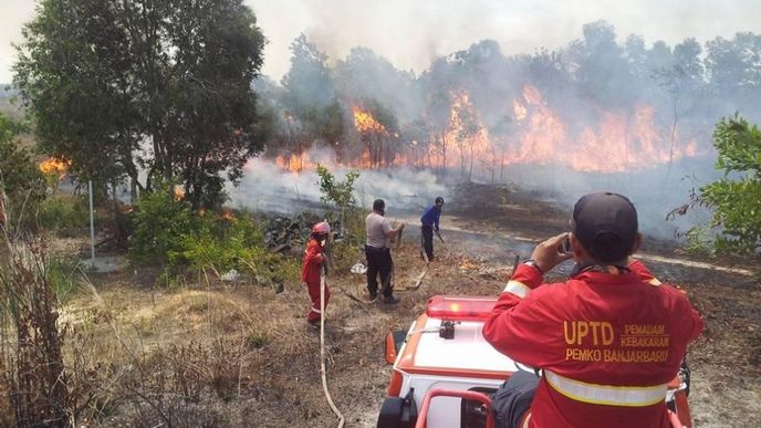Boj s lesními požáry v Indonésii