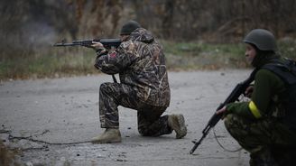 Povstalci na Donbasu ustoupili od linie příměří, stáhli se hlavně Rusové