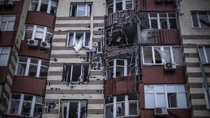 Boje probíhají na doněckém letišti i v jeho bezprostředním okolí, žádná strana konfliktu zatím nemá jeho kontrolu zcela jistou.