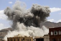 Bombardování v jemenském Saná pokračuje: Vyžádalo si desítky mrtvých civilistů