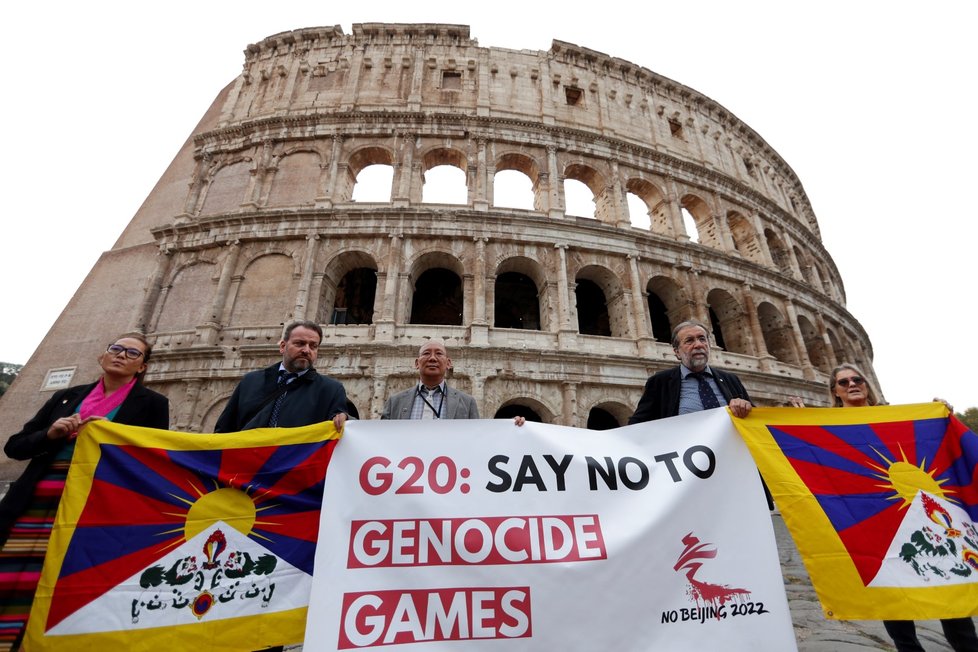 Aktivisté vyzývají politiky k bojkotu olympijských her.