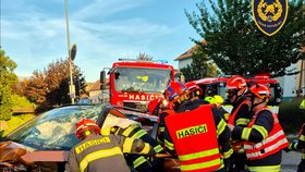 Při střetu dvou osobních aut v Bojkovicích na Uherskohradišťsku zemřela řidička jednoho z vozidel.