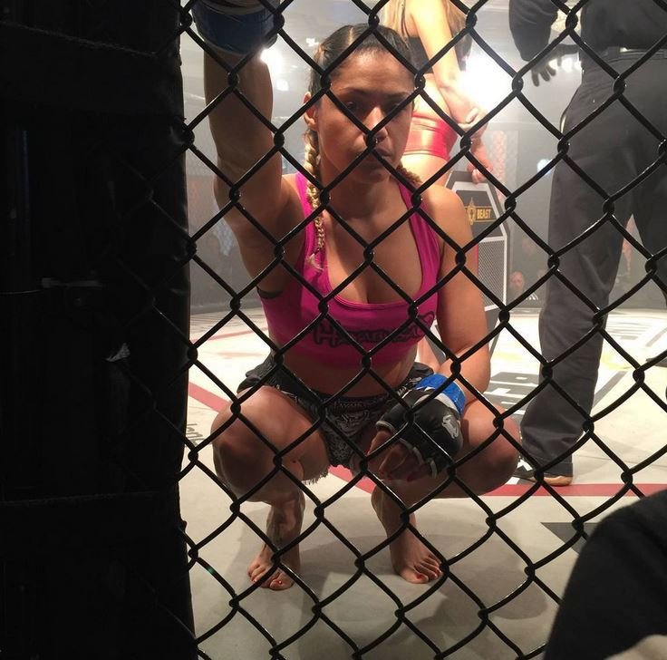Premiérový zápas americké bojovnice Pearl Gonzalez v UFC je ohrožen. Kvůli jejím prsním implantátům!
