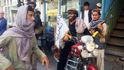 Bojovní Talibanu na motorce ve městě Kunduz