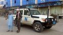 Bojovníci Talibanu u auta OSN ve městě Kunduz
