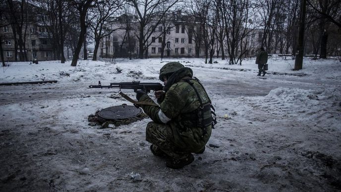 Bojovník proti ukrajinské armádě nedaleko letiště v Doněcku.