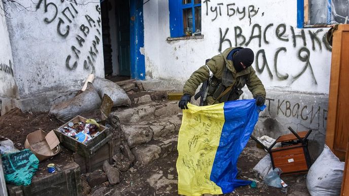 Bojovník proti vládním vojskům s ukrajinskou vlajkou