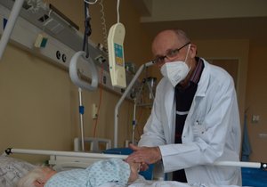 Kaplan Jaromír Bok (69) je dobrou duší a útěchou pacientů, chodívá si s nimi popovídat a nabíjí je denně energií.