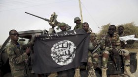 Nigerijští vojáci s vlajkou Boko Haram poté, co od teroristů osvobodili město Damasa (13. 4. 2018)