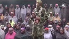 Na videu je část školaček, které stále ještě žijí. Islamistická organizace Boko Haram je v Nigérii unesla v dubnu 2014.