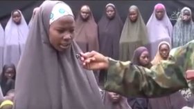 Na videu je část školaček, které stále ještě žijí. Islamistická organizace Boko Haram je v Nigérii unesla v dubnu 2014.