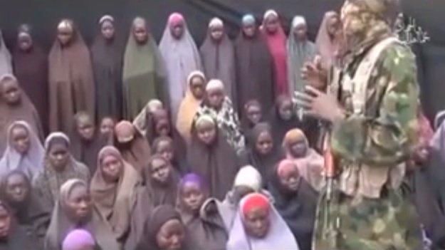 Na videu je část školaček, které stále ještě žijí. Islamistická organizace Boko Haram je v Nigérii unesla v dubnu 2014.